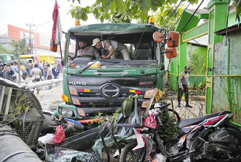 รถบรรทุก “พุ่งชน”