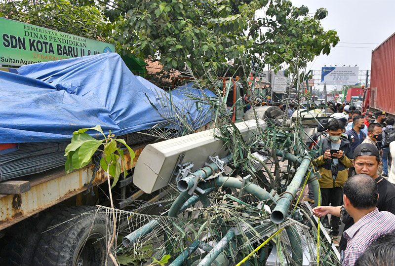 ป้ายรถเมล์หน้าโรงเรียน เด็กดับ-เจ็บหลายสิบคน “คาดเบรกแตก”