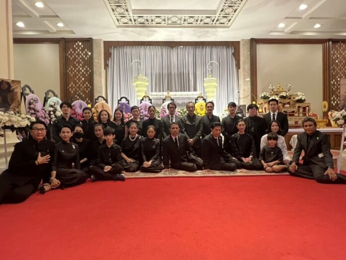 พระเจ้าอยู่หัว โปรดเกล้าฯ พระราชทานพวงมาลา