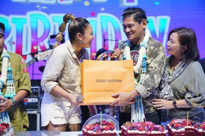 ตั๊กแตน เซอร์ไพรส์ใหญ่