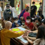 แห่ทำบุญ เสริมดวง ต่อเส้นวาสนา “หลวงปู่ลอง" วัดวิเวกวายุพัด จ.อยุธยา