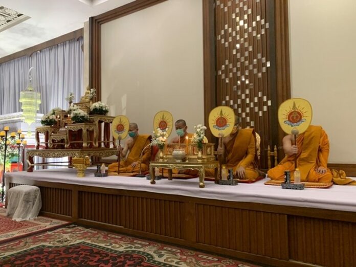 พระเจ้าอยู่หัว โปรดเกล้าฯ พระราชทานพวงมาลา