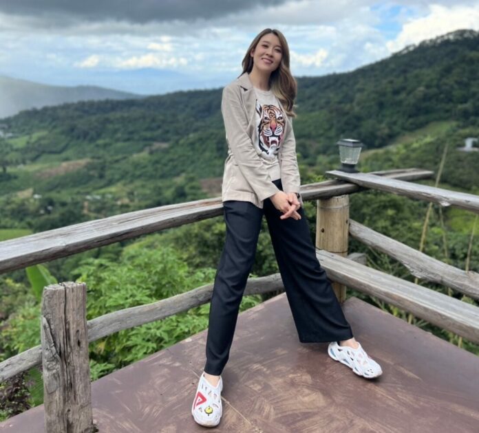 เชียร์ ฑิฆัมพร พาบุกไร่กัญชง