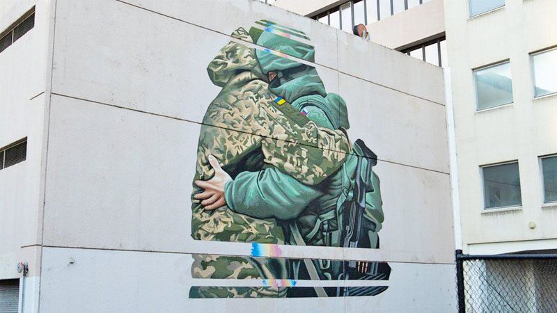 “ทหารรัสเซียกอดทหารยูเครน” แจงแค่ส่งสารหนุนสันติ