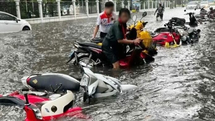 ฝนถล่ม