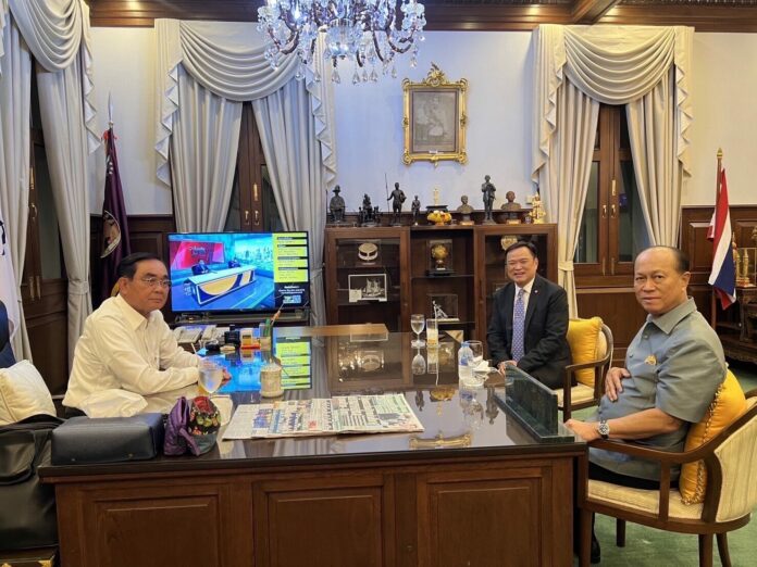 นายอนุทิน ชาญวีรกูล รองนายกรัฐมนตรี และรมว.สาธารณสุข และพล.อ.อนุพงษ์ เผ่าจินดา รมว.มหาดไทย เข้าพบพล.อ.ประยุทธ์ จันทร์โอชา รมว.กลาโหม ที่กระทรวงกลาโหม เมื่อวันที่ 31 ส.ค.