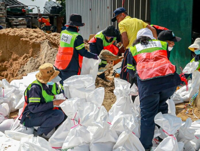 ศูนย์บรรเทาสาธารณภัยฐานทัพเรือกรุงเทพ จัดกำลังพลบรรจุกระสอบทราย สนับสนุน กทม.รับมือฝนตกหนัก