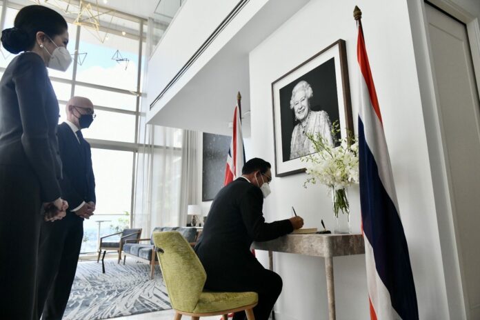 พล.อ.ประยุทธ์ และภริยา ร่วมลงนามถวายความอาลัย ควีนอลิซาเบธ สวรรคต