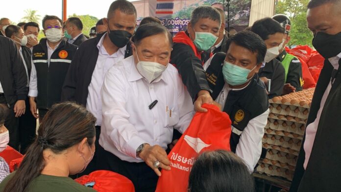 พล.อ.ประวิตร วงษ์สุวรรณ รองนายกรัฐมนตรี รักษาการนายกฯ ลงพื้นที่พบปะประชาชน และแจกถุงยังชีพผู้ได้ผลกระทบจากน้ำท่วม