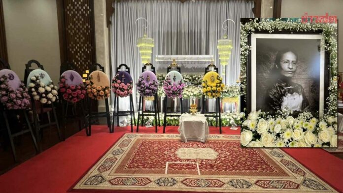 พระเจ้าอยู่หัว โปรดเกล้าฯ พระราชทานพวงมาลา