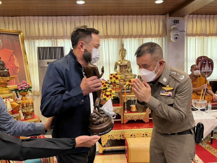 นายอนุทิน ชาญวีรกูล มอบพระพุทธสิริไตรรัฐ ให้พล.ต.ท.ปิยะ ต๊ะวิชัย เนื่องในวันคล้ายวันเกิด อายุครบ 59 ปี