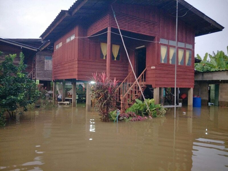 น้ำป่าไหลหลาก ทะลักท่วมบ้านเรือนประชาชน ในพื้นที่ จ.ลำปาง เดือดร้อนกว่า 200 หลังคาเรือน