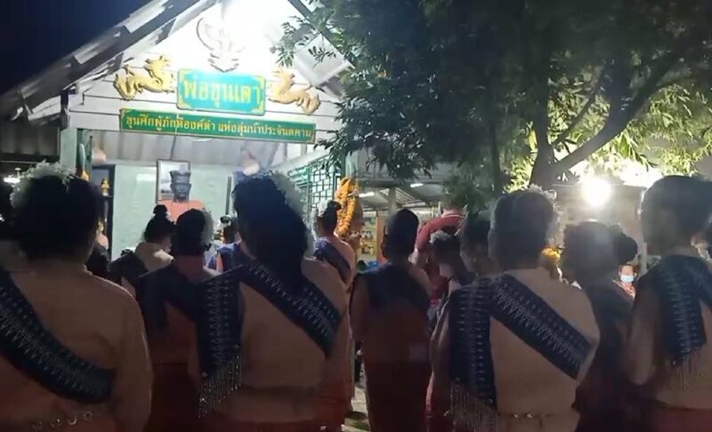 ชาวบ้านหนองหัวลิง จัดเต็ม โค้งสุดท้าย นางรำชุดใหญ่-หนังกลางแปลง "อู๊ดบ้านโง้งภาพยนตร์" แก้บนรูปปั้น ขุนศึกผู้ภักดีองค์ดำ