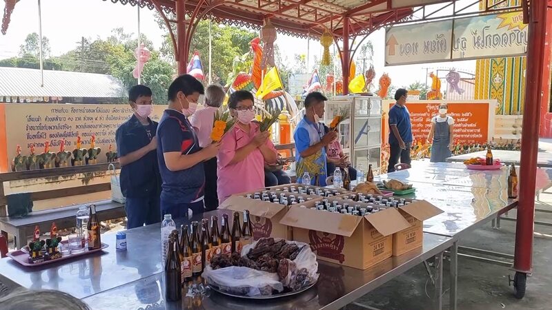 แห่กราบไหว้ หลวงพ่อเคลือบ กระซิบข้างหูขอโชคลาภ ช่วงวันหยุดยาว หญิงนำเหล้าขาว 99 ขวด แก้บน