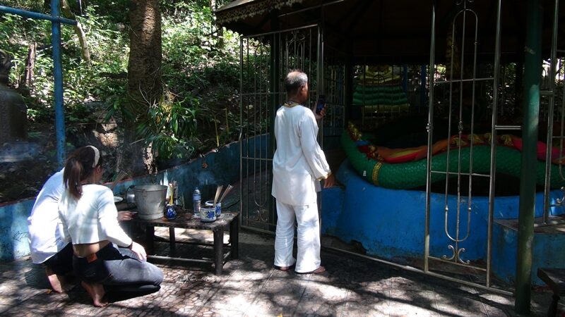 ชาวบ้านแห่ขึ้นเขาขอพร บ่อน้ำวังพญานาค ในพื้นที่ จ.ปราจีนบุรี หลังให้โชคหลายงวดติด ด้าน หมอชื่อดัง ทำพิธีขอโชค