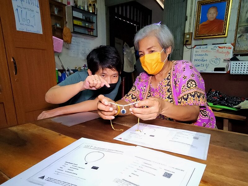 A former teacher announces the sale of the last valuable item, a pure natural sapphire worth more than 2 million baht, hoping to use the money to pay off debts to his children.
