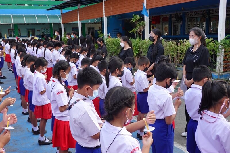 ครู-นักเรียน โรงเรียนเพ็ชระศึกษา กำแพงเพชร จุดเทียนหน้าเสาธง ยืนสงบนิ่ง อาลัย เหตุกราดยิงหนองบัวลำภู