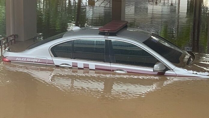 น้ำท่วมรถ