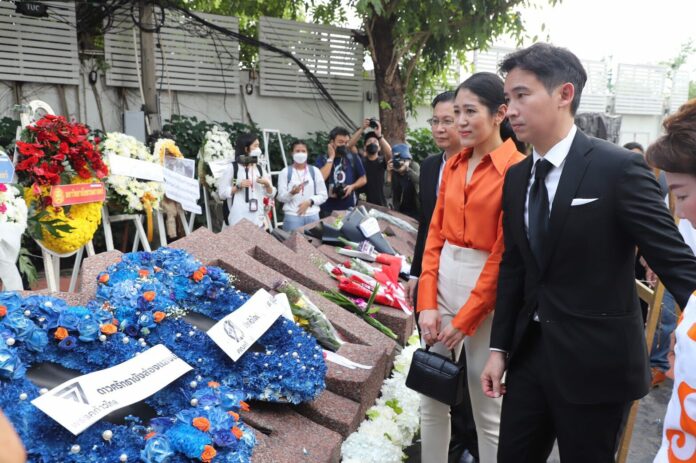 นักการเมือง ประชาชน หลั่งไหลร่วมรำลึก 46 ปี 6 ตุลา วางหรีดแน่น มธ.