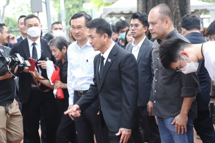 นักการเมือง ประชาชน หลั่งไหลร่วมรำลึก 46 ปี 6 ตุลา วางหรีดแน่น มธ.