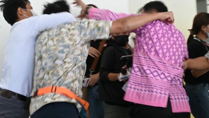 ชายเสื้อขาว