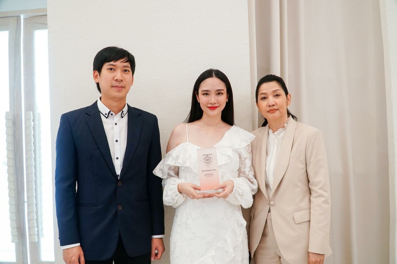 คุณธนพนธ์ นันทวรากร (สูทกรม ซ้าย), คุณกุศลิน ลัญจกรกุล ผู้บริหารลินนาคลินิก (กลาง), คุณศิริเพ็ญ ผลัญชัย บรรณาธิการบริหารนิตยสารแพรว (สูทครีม ขวา)