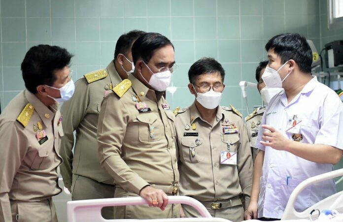 พล.อ.ประยุทธ์ จันทร์โอชา นายกรัฐมนตรี และรมว.กลาโหม เยี่ยมให้กำลังใจครอบครัวบาดเจ็บจากโศกนาฏกรรมหนองบัวลำภู