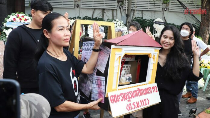 นักการเมือง ประชาชน หลั่งไหลร่วมรำลึก 46 ปี 6 ตุลา วางหรีดแน่น มธ.