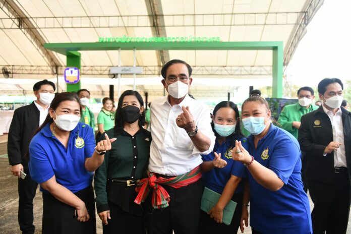 พล.อ.ประยุทธ์ จันทร์โอชา นายกรัฐมนตรี และรมว.กลาโหม ถ่ายภาพร่วมกับชาวเพชรบูรณ์