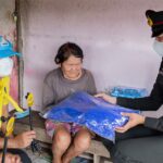 พล ร.2 รอ. ลงพื้นที่ มอบเครื่องอุปโภคบริโภค-ผ้าห่ม ให้ประชาชน