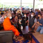 เจ้าอาวาสวัดสุทัศน์ฯ เมตตา มอบข้าวสาร-น้ำดื่ม จำนวน 2,300 ชุด