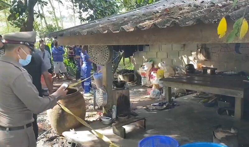 สุดสลด ลูกชายโหด มาตุฆาต แม่แท้ๆ เสียชีวิตคาครัวหลังบ้านในพื้นที่ จ.ประจวบคีรีขันธ์ ร่ำไห้ พูดซ้ำ ๆ "ทำร้ายแม่ตาย"