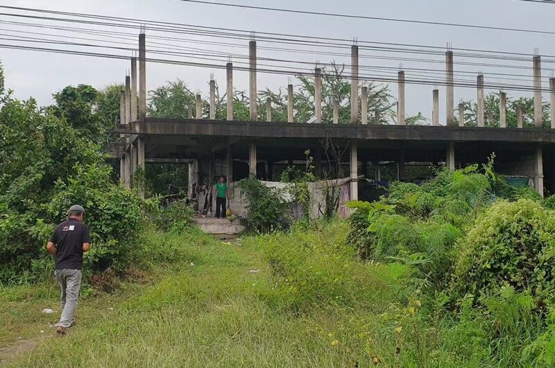 สุดรันทด 4 ชีวิตแม่ลูก อาศัยตึกร้างซุกหัวนอน ในพื้นที่ จ.เพชรบุรี ใช้น้ำขังในบ่อข้างถนนดื่มประทัง คลอดลูกเองในป่าไม่ได้ไปหาหมอ