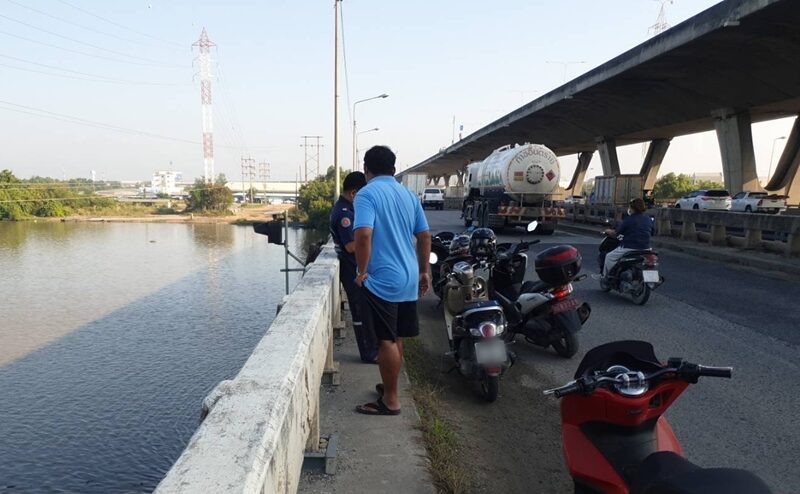 เร่งตามหา หนุ่มวัย 34 ปี จอดจักรยานยนต์กลางสะพานข้าม แม่น้ำบางปะกง ก่อนหายตัวลึกลับ ทิ้งจดหมายถึงพ่อแม่