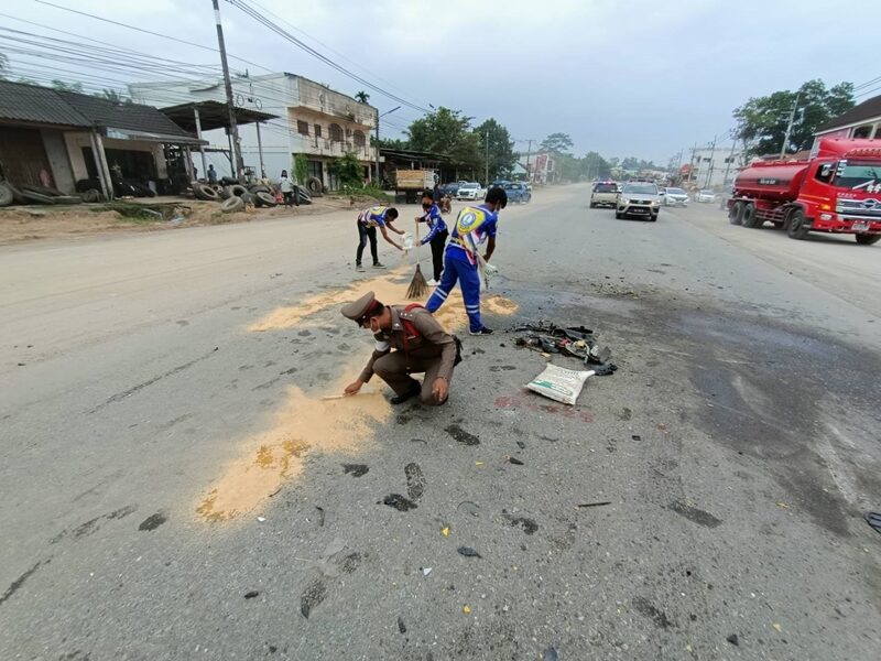 กระบะ พุ่งชน รถรับส่งนักเรียน พังเสียหาย คนขับเสียชีวิตคาที่ เด็กอนุบาล-ประถมศึกษา บาดเจ็บระนาว