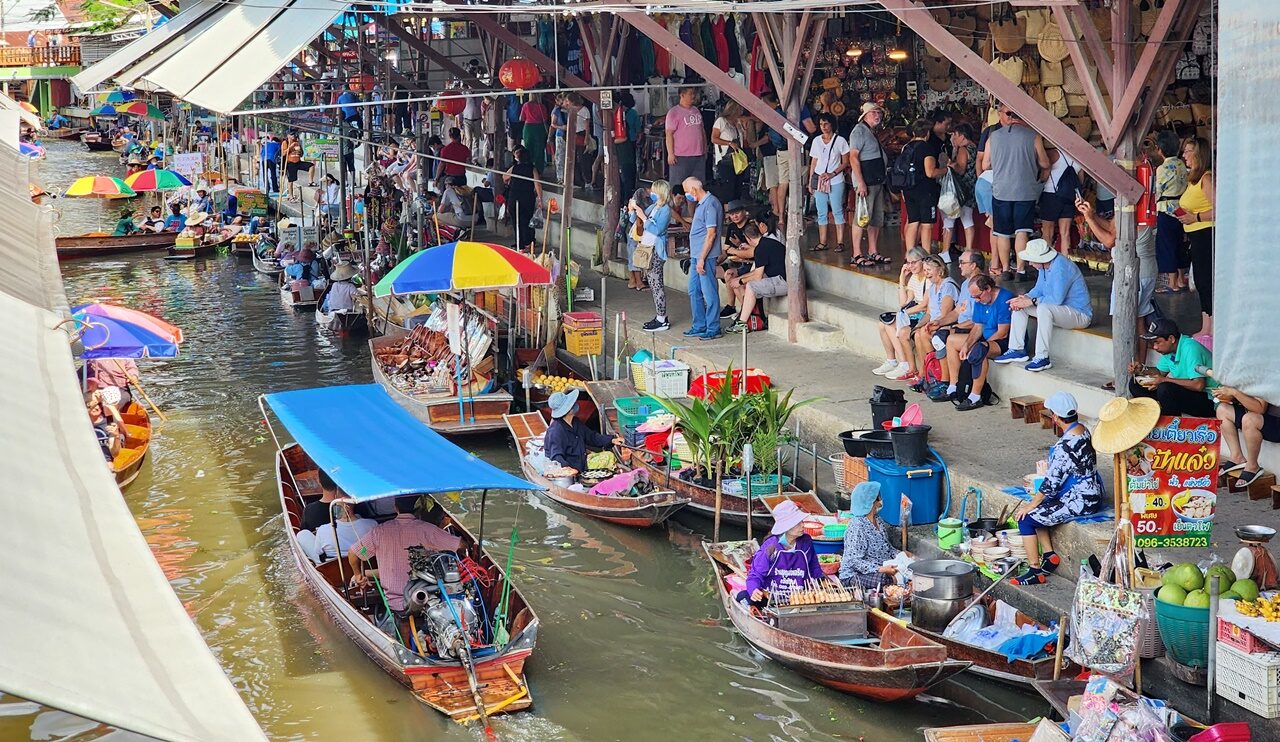 ตลาดน้ำดำเนินสะดวก นทท.ต่างชาติคึกคัก สร้างเม็ดเงินหมุนเวียน แม่ค้ายิ้มออก