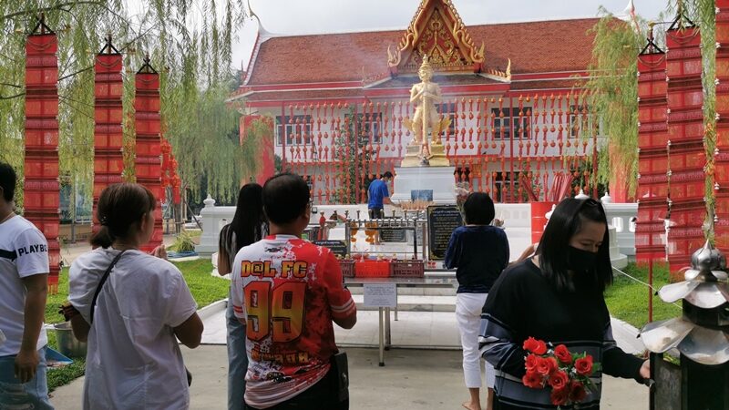 สาวนำข้าวสาร 20 กิโลกรัม แก้บน ท้าวเวสสุวรรณ วัดดังเมืองสุพรรณบุรี หลังงวดที่แล้วรับทรัพย์ แห่เขย่าเซียมซีถังยักษ์