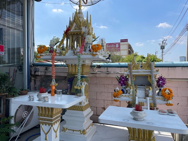 พนักงานสาว ร้านซ่อมรถย่านปากเกร็ด จ.นนทบุรี ร้อง ชายขับจักรยานยนต์บุกลักตุ๊กตา ศาลพระภูมิ หลายครั้ง สงสัยคลั่งไสยศาสตร์