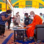 เจ้าอาวาสวัดสุทัศน์ฯ เมตตา มอบข้าวสาร-น้ำดื่ม จำนวน 2,300 ชุด