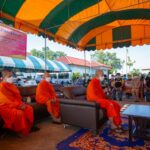 เจ้าอาวาสวัดสุทัศน์ฯ เมตตา มอบข้าวสาร-น้ำดื่ม จำนวน 2,300 ชุด