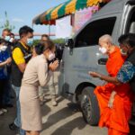 เจ้าอาวาสวัดสุทัศน์ฯ เมตตา มอบข้าวสาร-น้ำดื่ม จำนวน 2,300 ชุด