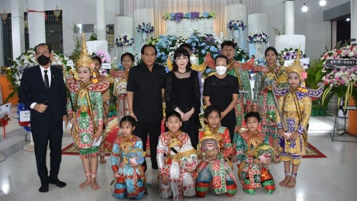 รำ