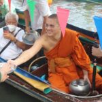 วัดอุทยาน- บางขุนกรอง สืบสานประเพณี ตักบาตรทางน้ำ108รูป คลองบางกอกน้อย