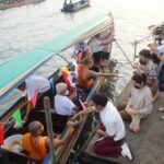 วัดอุทยาน- บางขุนกรอง สืบสานประเพณี ตักบาตรทางน้ำ108รูป คลองบางกอกน้อย