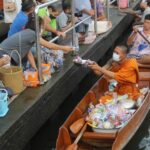 วัดอุทยาน- บางขุนกรอง สืบสานประเพณี ตักบาตรทางน้ำ108รูป คลองบางกอกน้อย