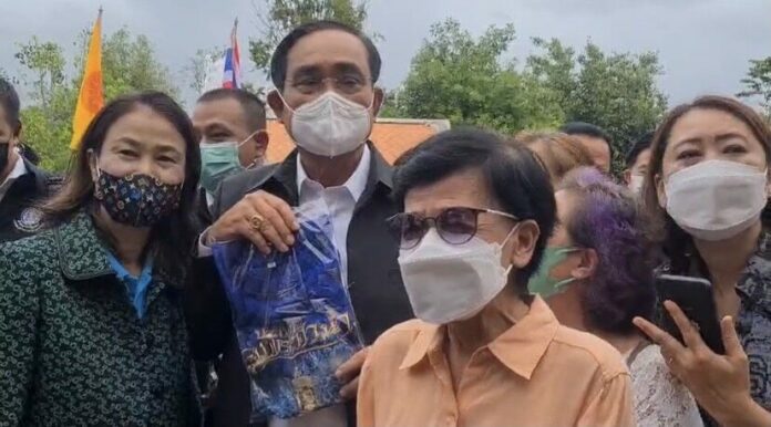ประชาชนมารอต้อนรับนายกฯ ในพุทธอุทยานเพชรบุระ