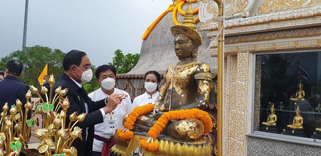 พล.อ.ประยุทธ์ พร้อมคณะ สักการะพระพุทธมหาธรรมราชา