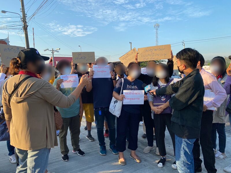 กลุ่มผู้ปกครอง สุดทน รวมตัวกันกว่า 50 คน ประท้วงขับไล่ ผอ.โรงเรียนดัง ย่านคลองสามวา ใช้อำนาจ-กดดันครูอัตราจ้าง