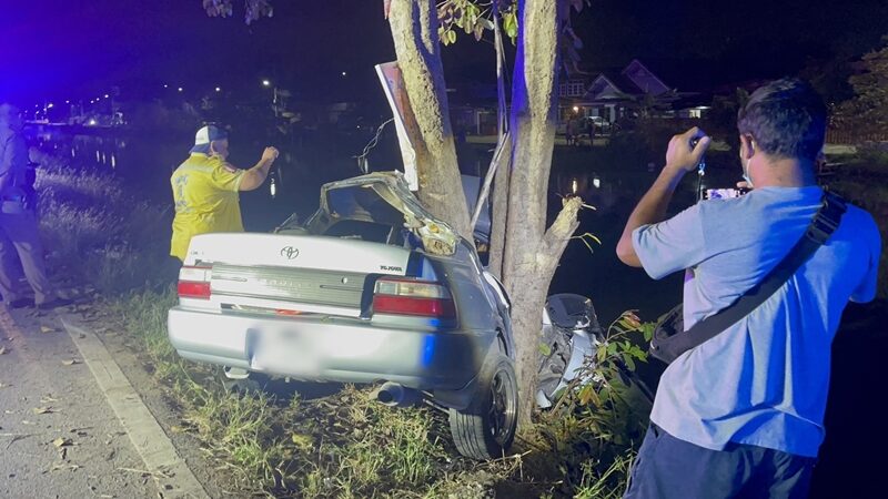 ตำรวจ สภ.คลองหลวง ตั้ง 3 ประเด็น วัยรุ่นไล่ฟัน หนุ่มวัย 17 ปี ก่อนพ่อขับเก๋งมาช่วย รถเสียหลักพุ่งชนต้นไม้เสียชีวิต