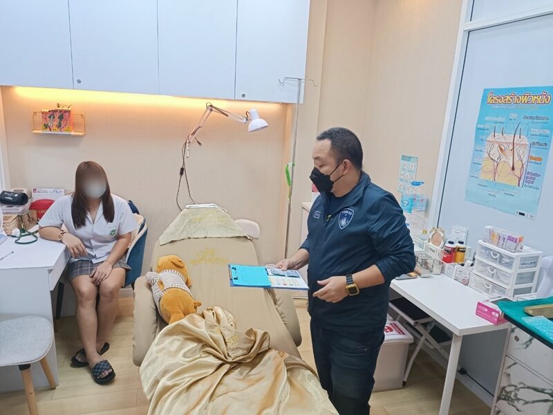 ปคบ.-อย. ลุยจับ 8 คลินิกเถื่อน ลอบเปิดเสริมความงาม ฉีดฟิลเลอร์-โบท็อกซ์ ยึดของกลางเพียบ ระวังอาจถึงตายได้